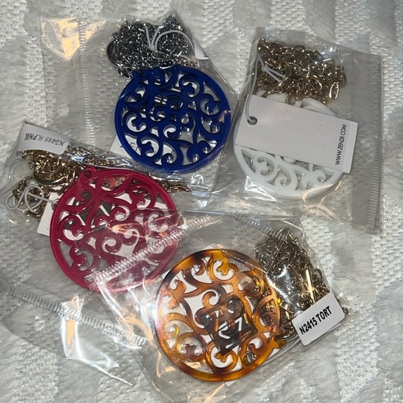 Zenzii Pendant necklace🤍 - Picture 7 of 7